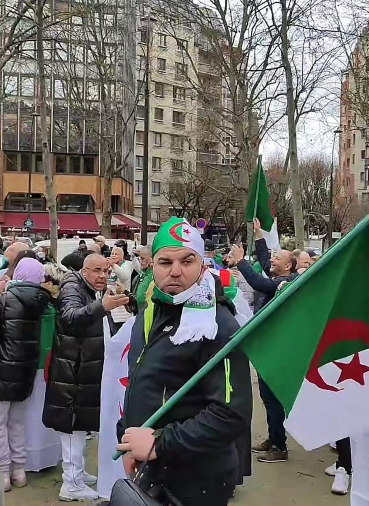 Une manifestation de soutien au régime algérien organisée le 19 mars 2023, sur la Place Colonel Fabien à Paris, se transforme en manifestation contre le Maroc et son souverain.