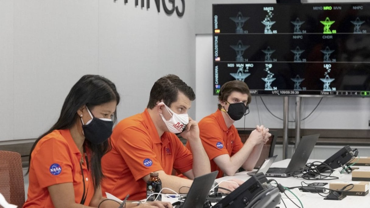 Au Jet Propulsion Laboratory de la NASA, à Pasadena, en Californie, l'équipe en charge des hélicoptères Ingenuity se prépare à recevoir les données de liaison depuis Mars, indiquant si l'hélicoptère a bien effectué son premier vol, le 19 avril 2021. 
