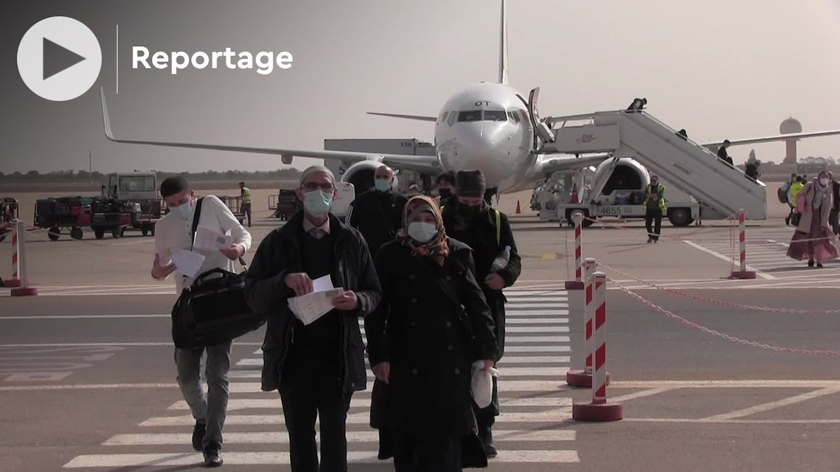 Accueil des premiers passagers sur le tarmac, après la réouverture des frontières aériennes, à l'aéroport Agadir-Al Massira, le 7 février 2022. 
