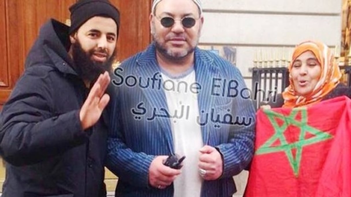 Le roi mohammed VI posant en photo avec le jeune Mjidri et sa mère, deux resssortissants marocains en France originaires de la ville de Guelmim.
