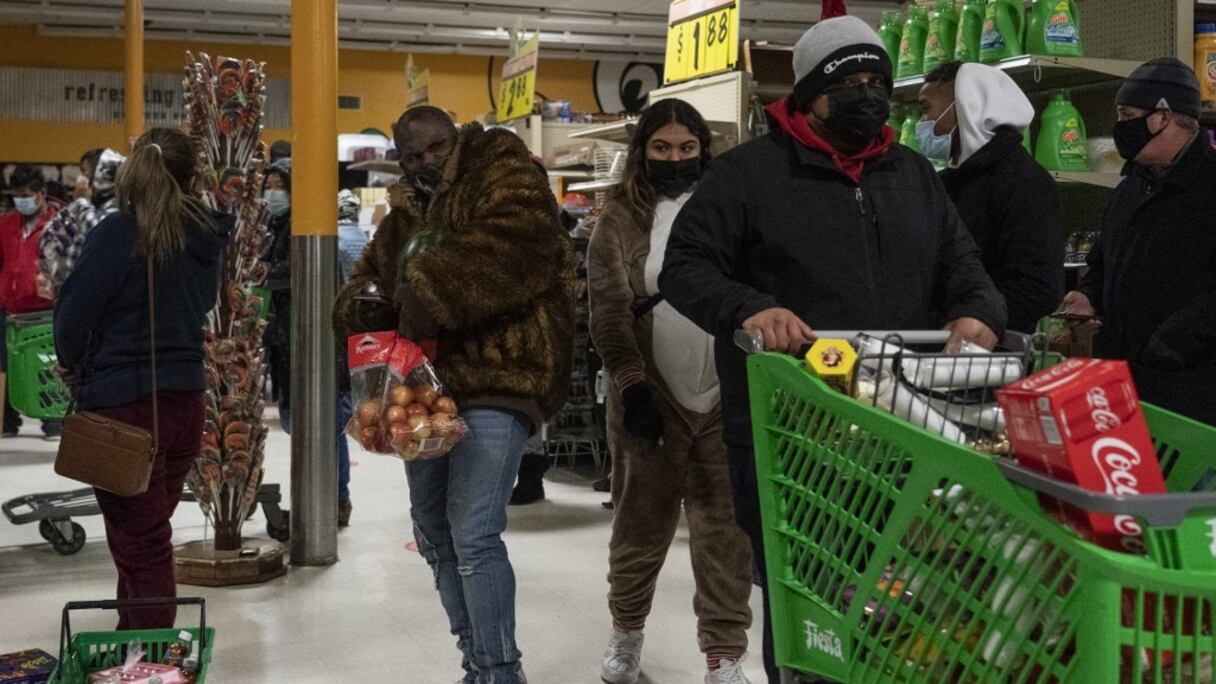 Achats en urgence dans u supermarché à Houston, au Texas, le 16 février 2021. La tempête hivernale Uri a provoqué une vague de froid historique, des pannes de courant et des accidents de la circulation dans cet Etat. 
