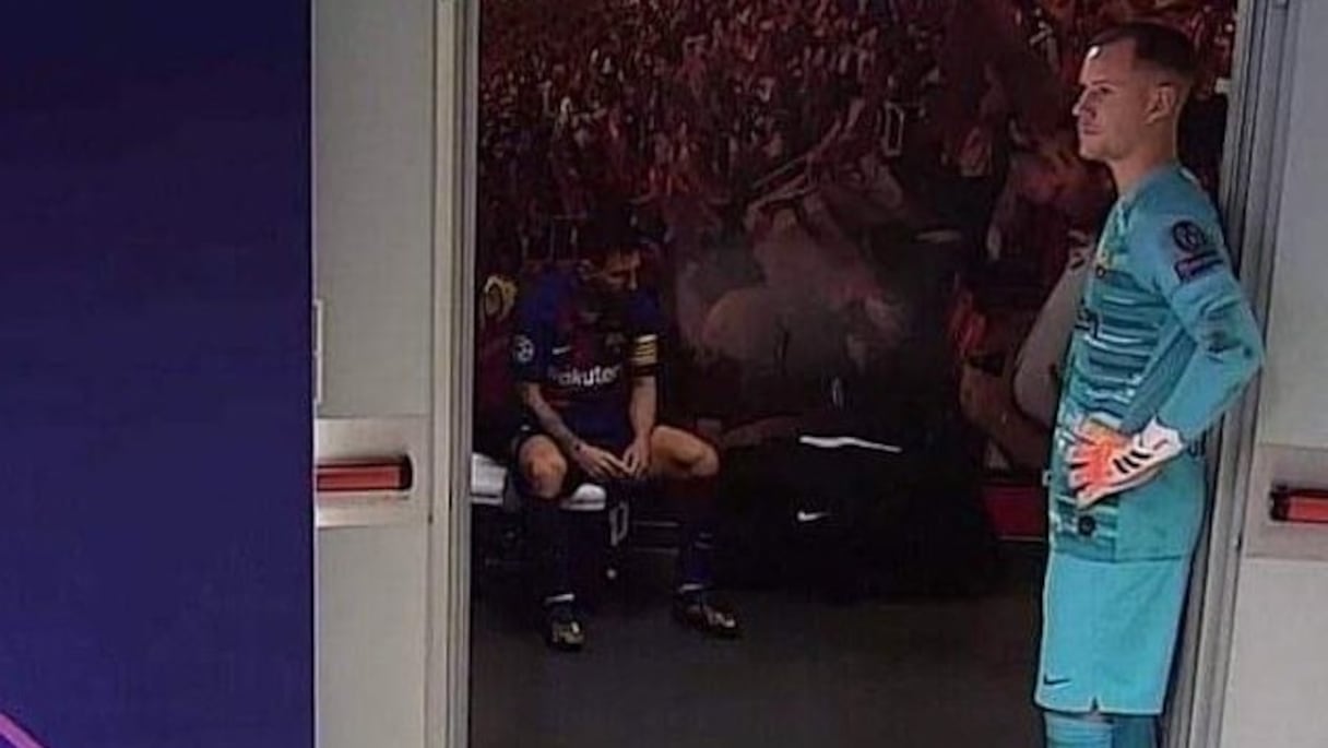Lionel Messi assis seul dans le vestiaire suite à la raclée bavaroies (8-2) qui l'a beaucoup marqué.
