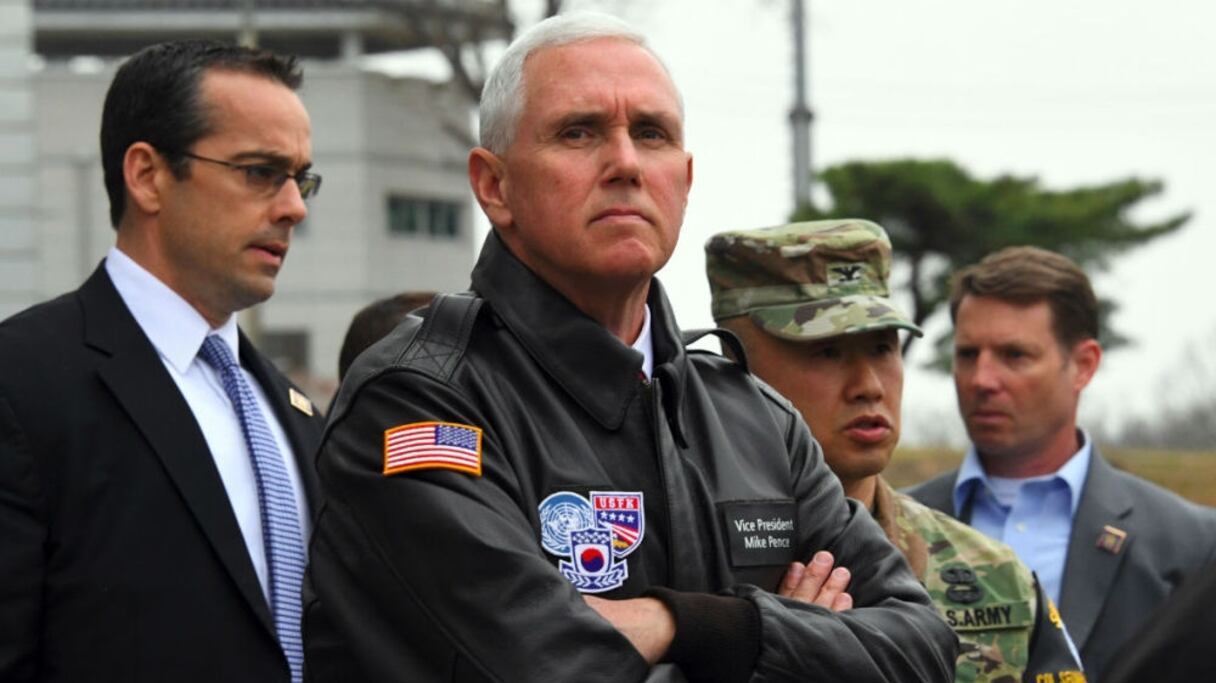 Le vice-président américain Mike Pence à l'entrée de la zone démilitarisée entre les deux Corées.
