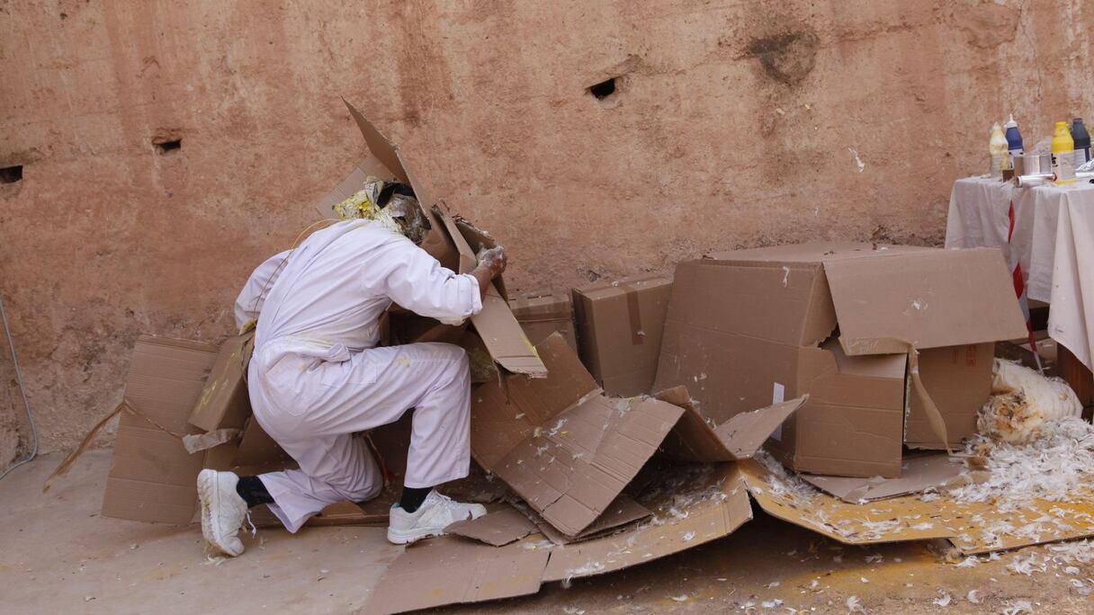Plus que cela. Nouvelle superbe métamorphose d'une métamorphone. Yassine Balbzioui, comme sortant d'une chrysalide, réapparaît le visage sculpté d'un sublime masque. 
