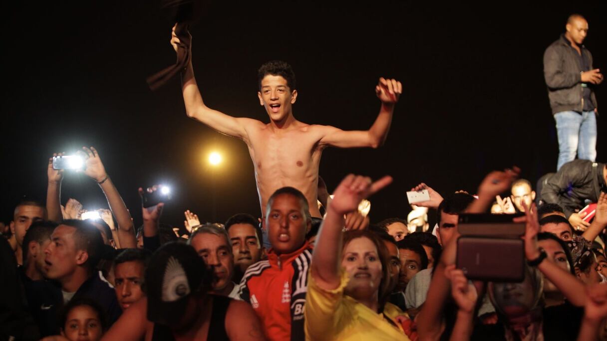 L'ambiance est électrique avant même le début du concert. Les fans sont survoltés...
