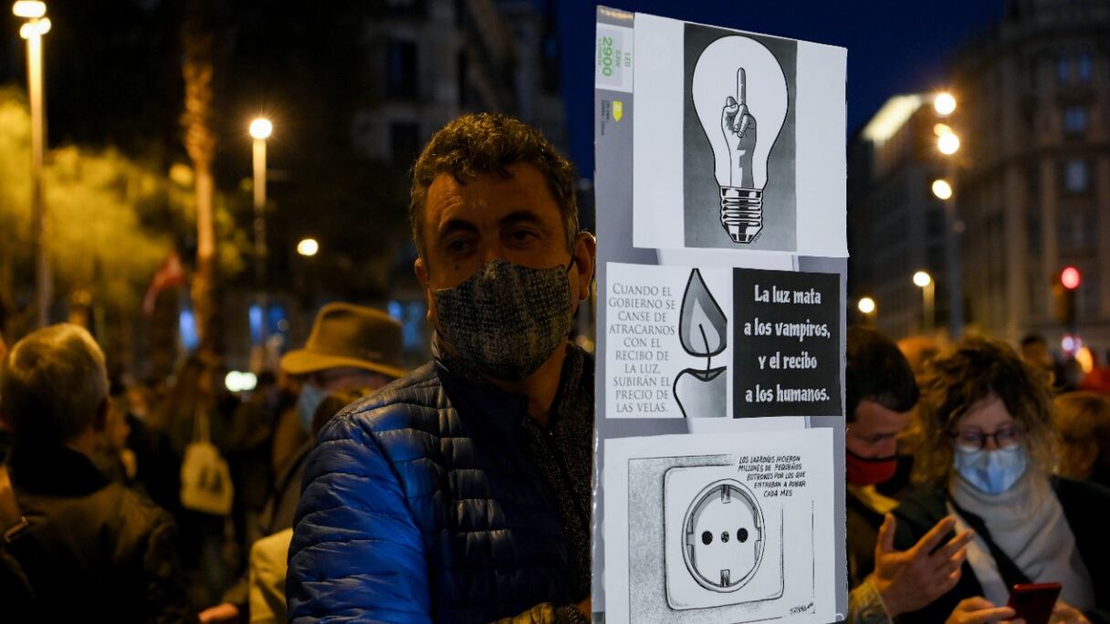 Des manifestants tiennent une banderole lors d'une manifestation contre la hausse des prix de l'électricité, à Barcelone, le 6 novembre 2021. La flambée des prix de l'énergie pèse sur les consommateurs espagnols déjà abattus par la pandémie du coronavirus.
