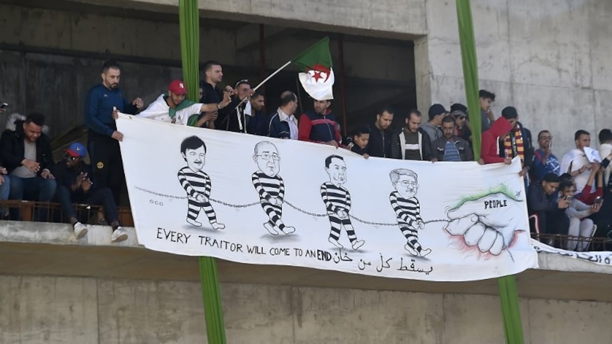 Algérie: une foule immense défile dans le centre d'Alger.
