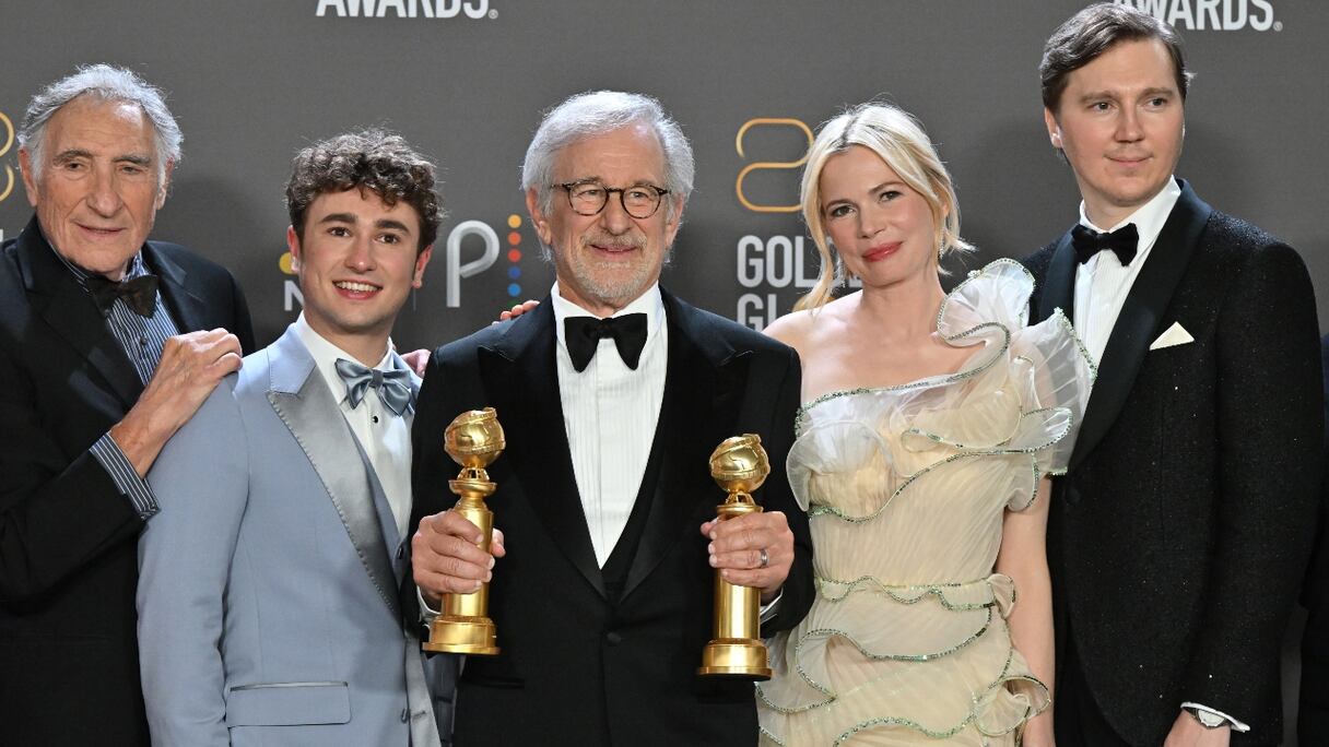 Le réalisateur américain Steven Spielberg (au centre) pose aux côtés de Judd Hirsch (gauche), Gabriel LaBelle (2e à g.), Michelle Williams (2e à d.) et Paul Dano (droite) lors de la 80e cérémonie annuelle des Golden Globe Awards, le 10 janvier 2023.
