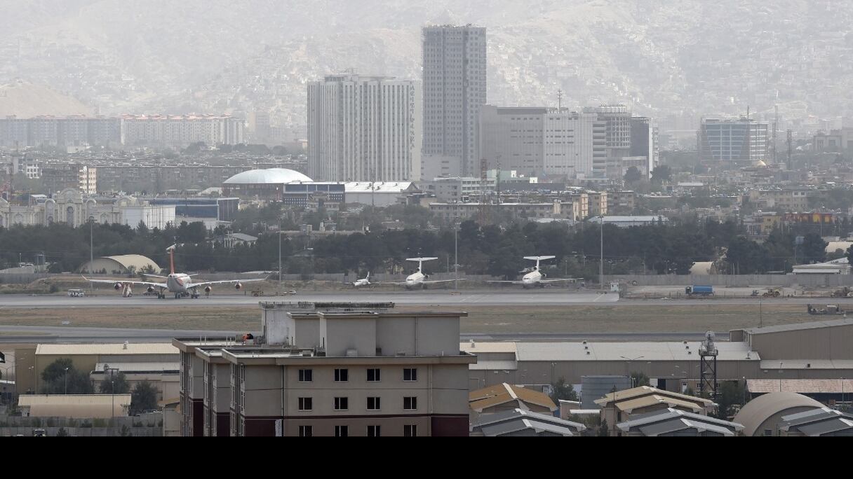 Cette photo prise le 14 août 2021 montre des avions sur le tarmac de l'aéroport de Kaboul.
