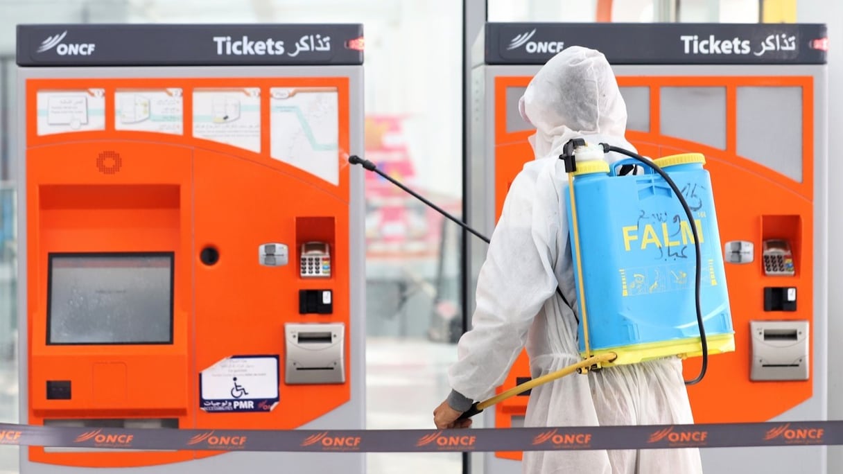 Lors d'une opération de désinfection de la gare du TGV à Kénitra.
