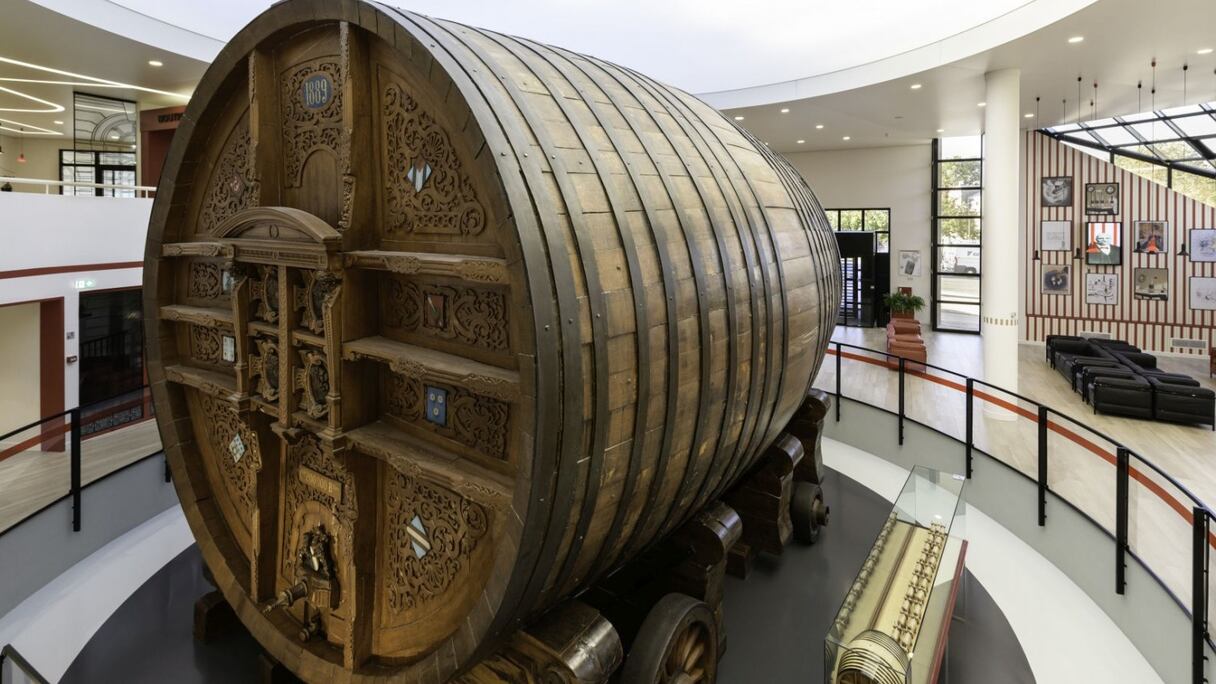 Le sentiment d'opulence s'installe dès la surface. Cette avenue rectiligne de plus d'un kilomètre est classée au patrimoine mondial de l'Unesco.