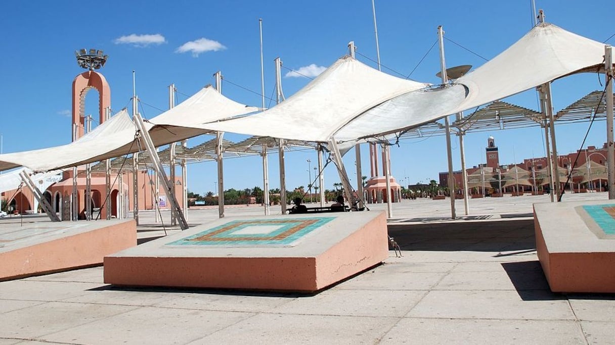 Parasols, place du Méchouar, à Laâyoune. Pour la seule année 2020, la commission régionale unifiée de l’investissement de Laâyoune-Sakia El Hamra a approuvé 110 dossiers d’investissement, totalisant 4,53 milliards de dirhams, selon l’Agence urbaine de la région.

