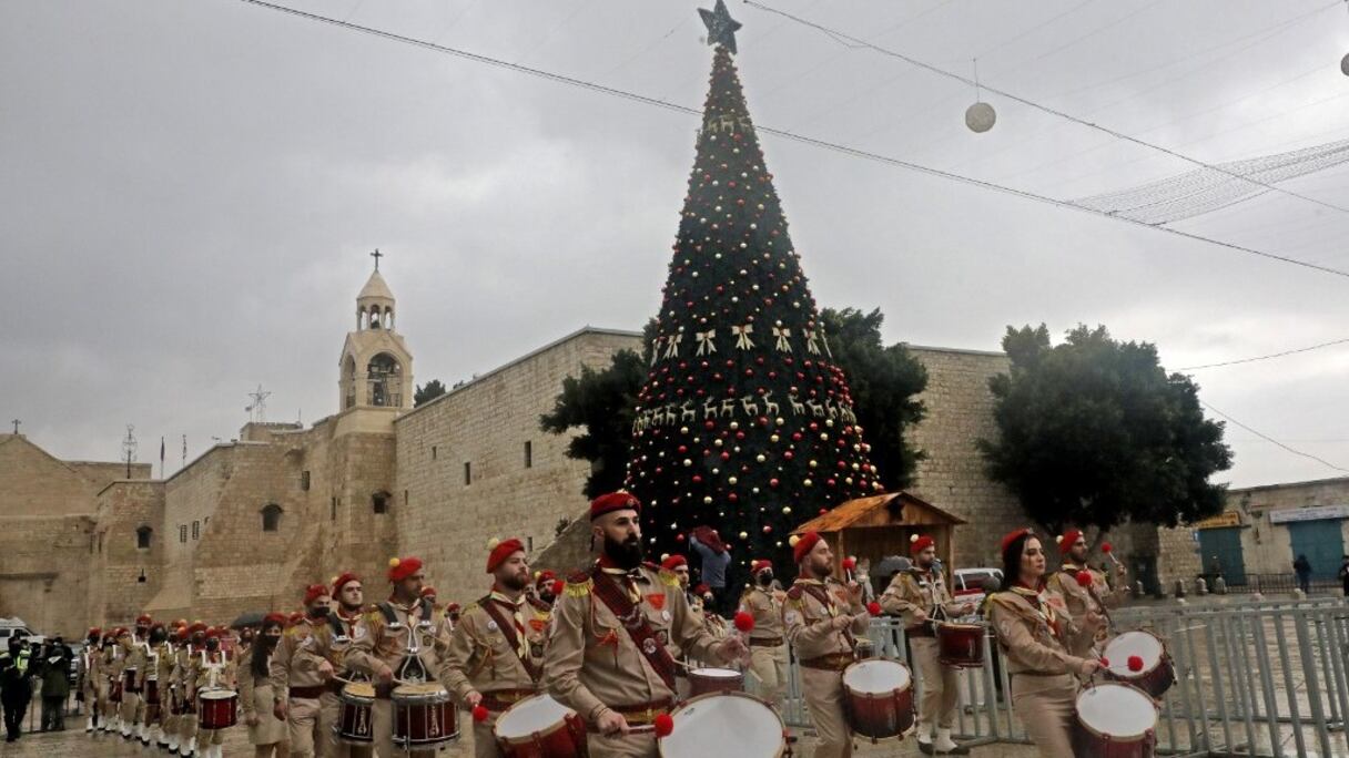 Parade de scouts palestiniens devant l'église de la Nativité, à Bethléem, dans la bande de Gaza, le 24 décembre 2020. 
