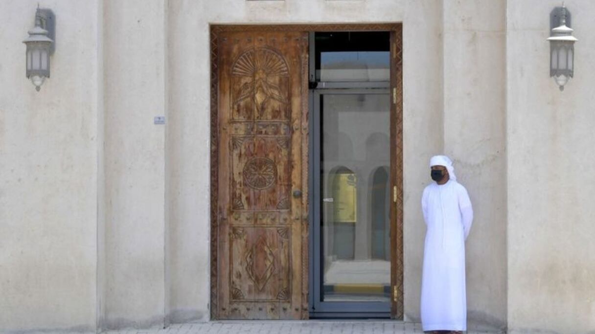 Un Emirati portant un masque contre le Covid-19, devant le Sharjah Art Museum, le 24 août 2020, aux Émirats Arabes Unis.
