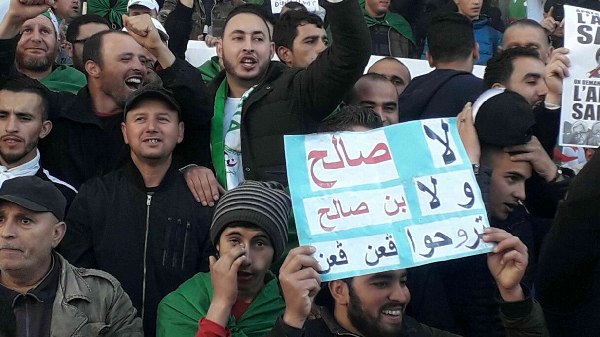 Des Algériens manifestent contre le général Gaïd Salah, le 29 mars à Alger.
