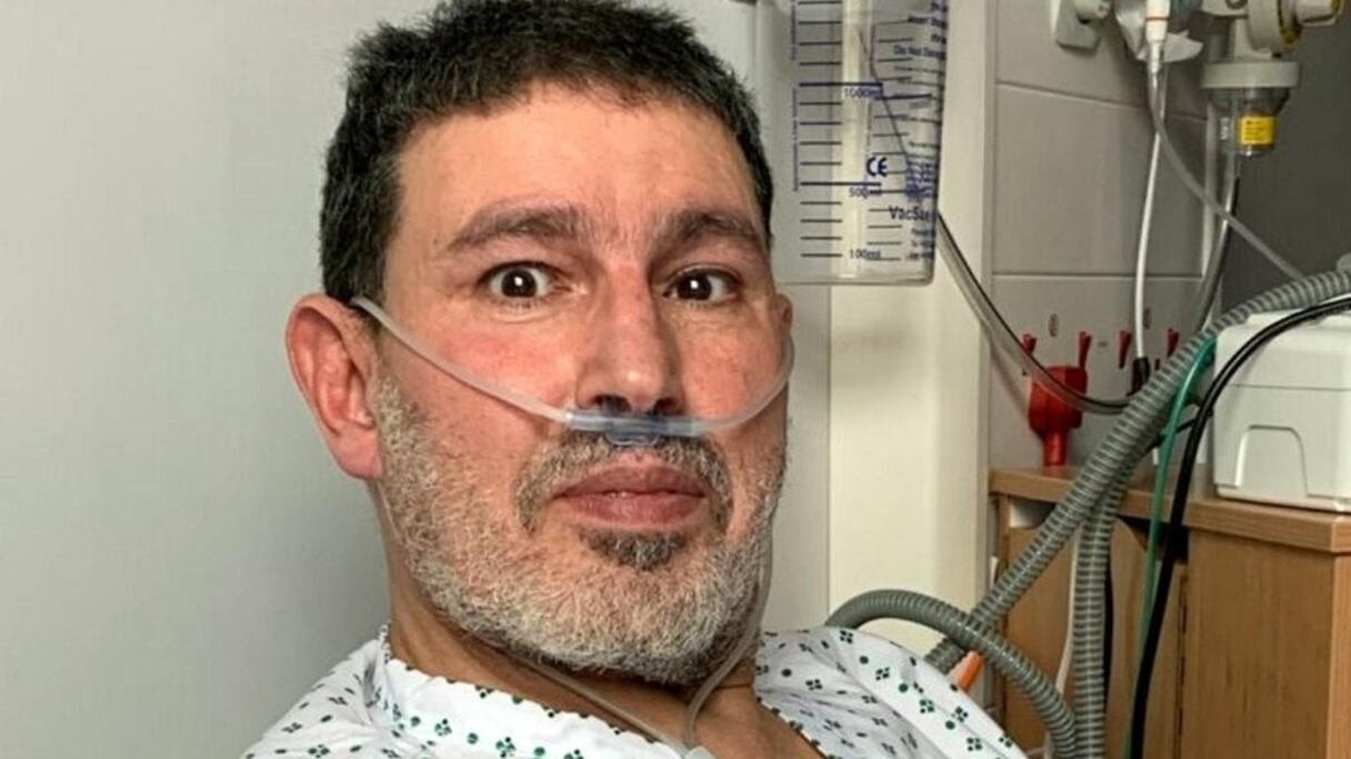 Abderrahmane Fadil, 60 ans, médecin marocain résidant en Angleterre, est aujourd'hui tiré d'affaire après avoir contracté une forme sévère du Covid-19. 
