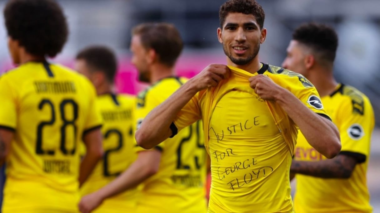 Achraf Hakimi rendant hommage à George Floyd.
