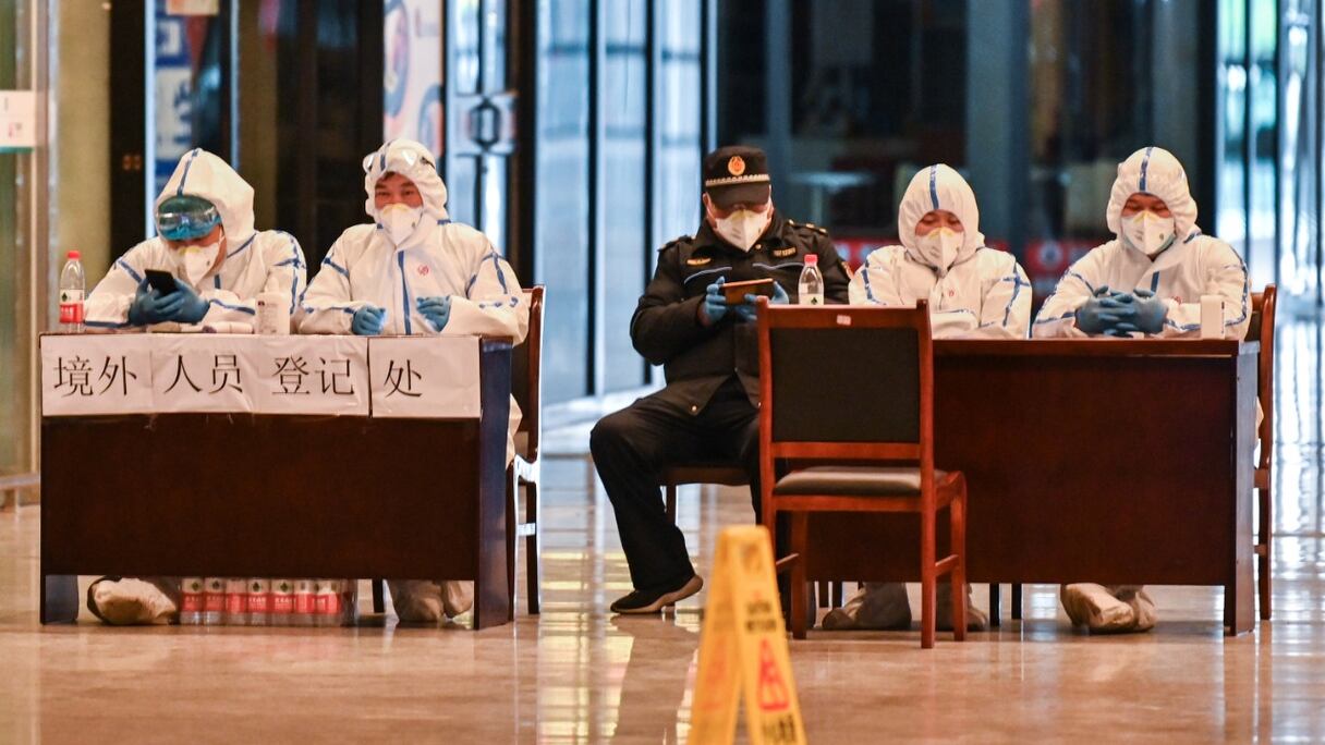 Des agents sanitaires attendant les passagers à la gare ferroviaire de Wuhan, au centre de la Chine.
