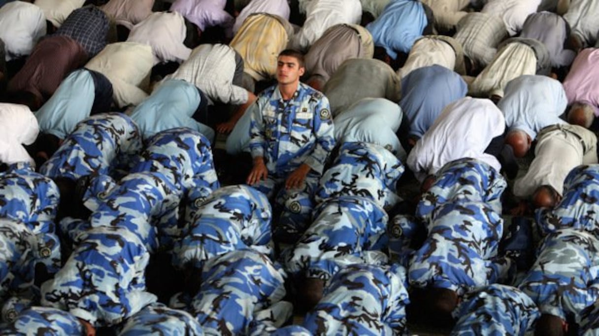 Des soldats iraniens prient avec leurs compatriotes dans une mosquée en Iran. 
