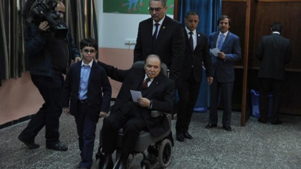 La photo restera gravée dans l'histoire. Abdelaziz Bouteflika s'est rendu au bureau de vote sur fauteuil roulant.
