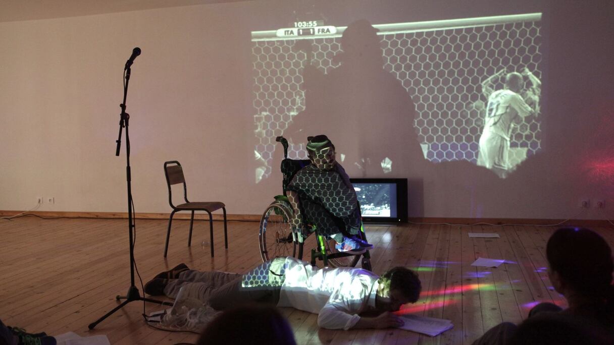 "Tentative de mouvement ou la mélancolie Zidane": une performance mêlant théâtre, danse, littérature et interrogeant, à travers la figure de Zidane, les paradoxes de l'humanité, de ses héros, notamment, rattrapés par leur humanité.  
