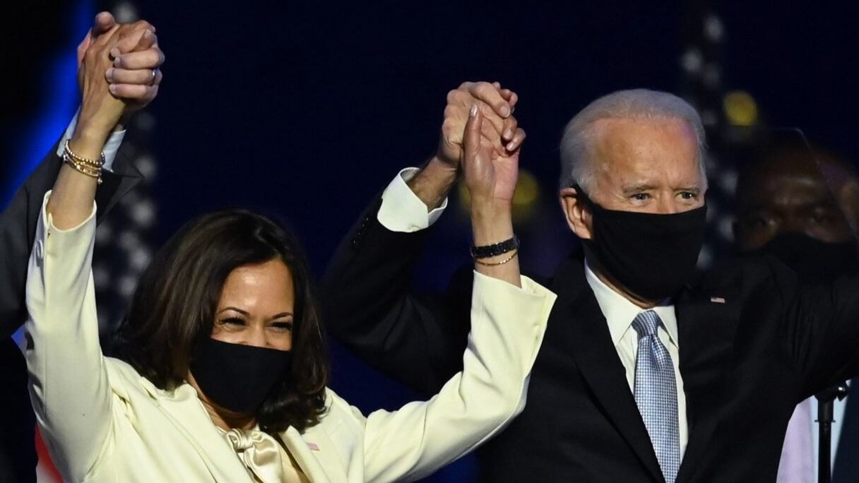 Le président élu Joe Biden et la vice-présidente élue Kamala Harris, après leur discours de victoire à Wilmington, dans le Delaware, le 7 novembre 2020. 
