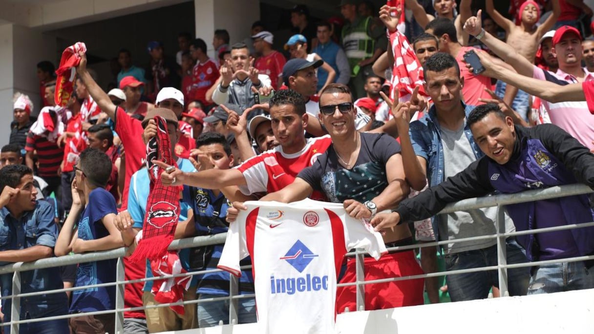 Des supporters font un W avec leurs mains pour Wydad.
