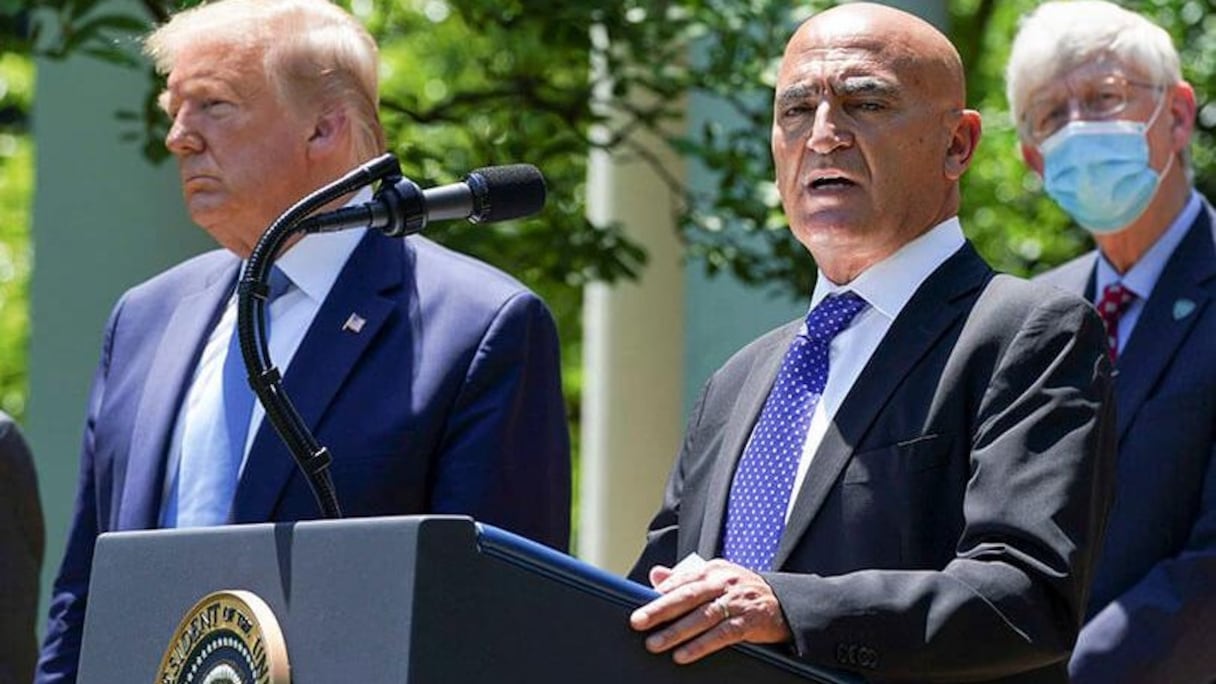 Le président américain Donald Trump a officiellement présenté à la Maison-Blanche, le 15 mai 2020, le Dr. Moncef Slaoui, ancien directeur de GlaxoSmithKline, en charge de trouver un vaccin contre le Covid-19. 
