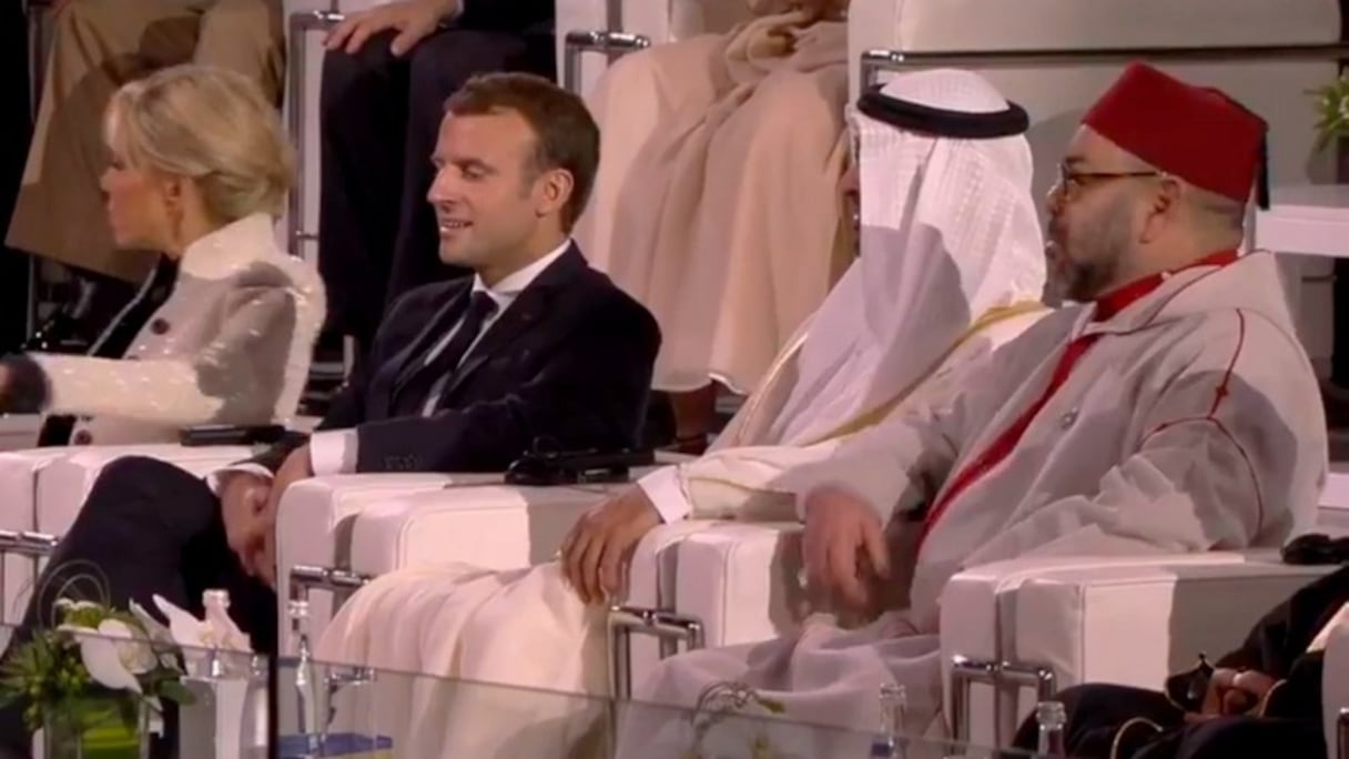 Le roi Mohammed VI en compagnie de Mohammed ben Zayed al-Nahyane et Emmanuel Macron.
