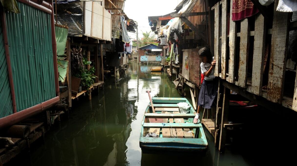 Genesis Tuazon, 8 ans, se rend en barque à son école de Malabon, à Manille
