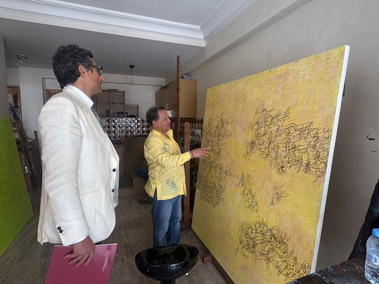 Vincent Elbaz et Mehdi Qotbi, dans l'atelier de l'artiste, le 30 mai 2025.