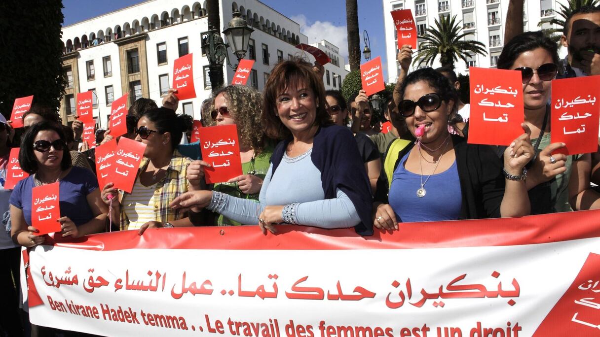 "Le travail des femmes est un droit", et elles sont venues le rappeler à Abdelilah Benkirane cet après-midi, devant le parlement de Rabat. Malika Malak est là, prête pour le départ de la manifestation. 
