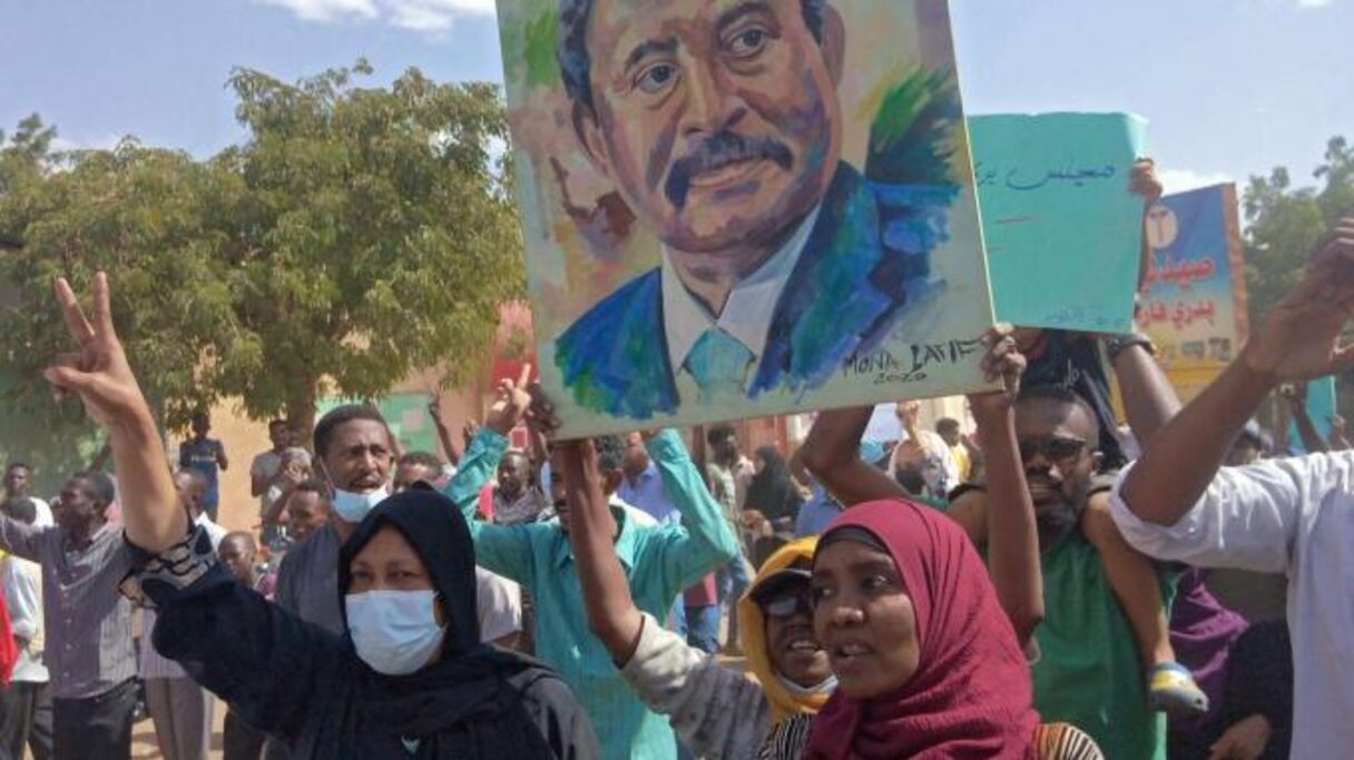 Des manifestants à Khartoum brandissant l'image de Abdalla Hamdok, le président déchu. 
