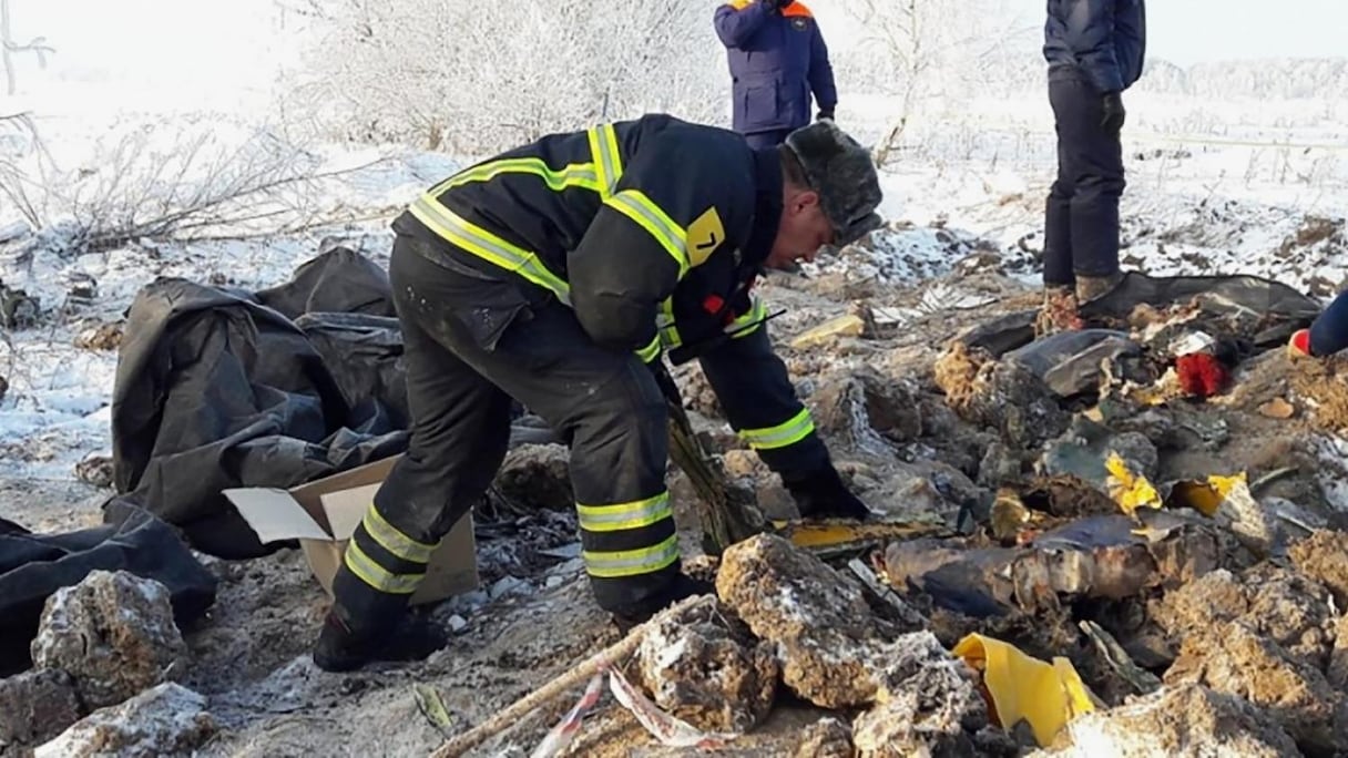 Les enquêteurs sur le site du crash. 
