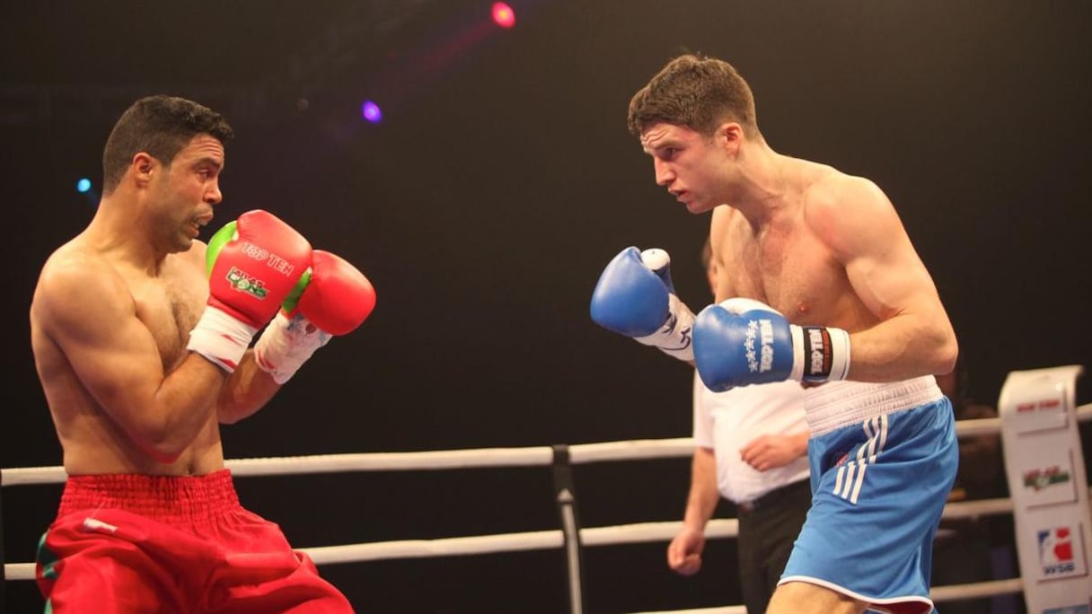 Le boxeur marocain a été compté à trois reprises dans les deux premiers round avant de se refaire la cerise et d'asséner quelques droites bien senties au Britannique. 
