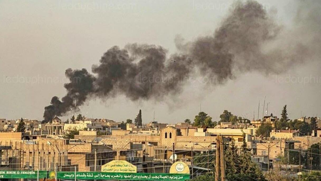 Après un bombardement de l'armée turque, une colonne de fumée s'élève dans le ciel de Ras al-Ain, au nord de la Syrie, le 9 octobre 2019. 
