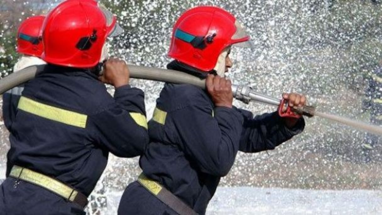 Des pompiers à l'œuvre.
