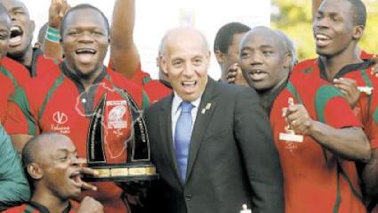 Abdelaziz Bougja, président de la Confédération africaine de rugby, avec l'équipe kenyane récemment sacrée championne d'Afrique des moins de 15 ans.
