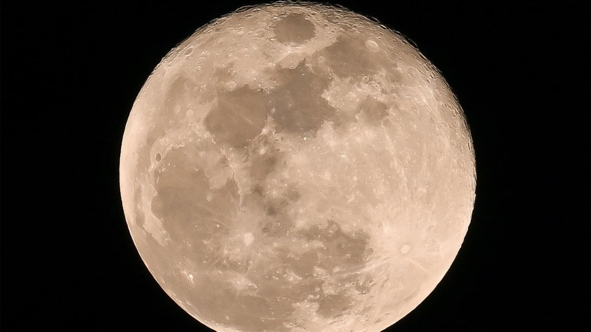 Pleine lune, ici dans le ciel nocturne de Panama City, le 10 octobre 2022.
