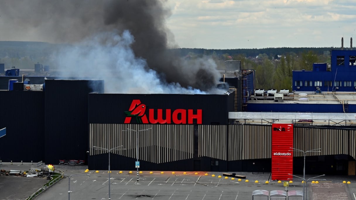 De la fumée s'échappe d'un supermarché de la périphérie nord de Kharkiv le 23 avril 2022. Le gouverneur de cette région a déclaré que les soldats ukrainiens avaient repris trois villages près de la frontière russe.
