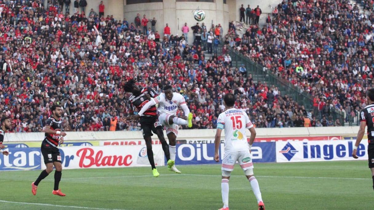 Beau duel aérien entre le Tetouani Fall et le wydadi Evouna.