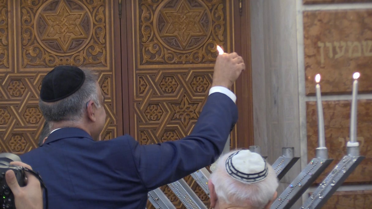 La synagogue Nevé Shalom de Casablanca a ouvert ses portes aux musulmans et aux chrétiens pour participer aux célébrations d’une des plus importantes fêtes juives: Hanouka, la «fête des lumières», lundi 19 décembre 2022.
