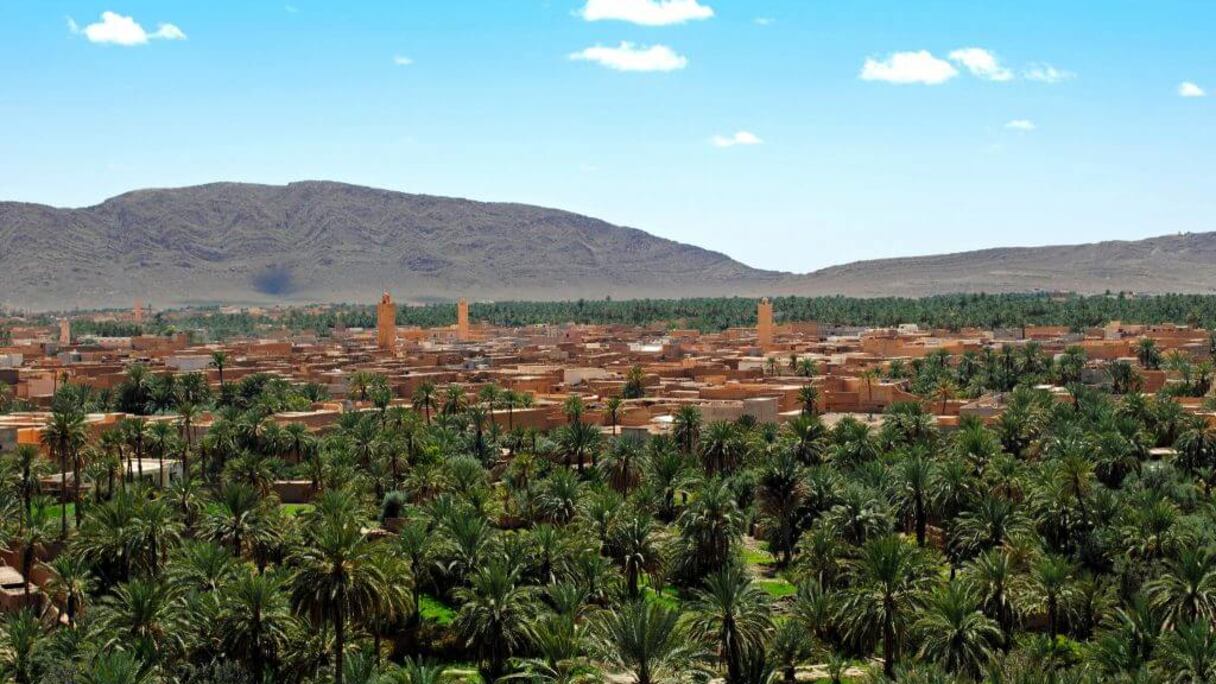 Figuig, et ses sept ksour. Cette vaste oasis du sud de l'Oriental se caractérise par ses jardins étagés, où sont cultivés, en plus des palmiers-dattiers, des arbres fruitiers, des céréales, des plantes fourragères ainsi que des légumes. 
