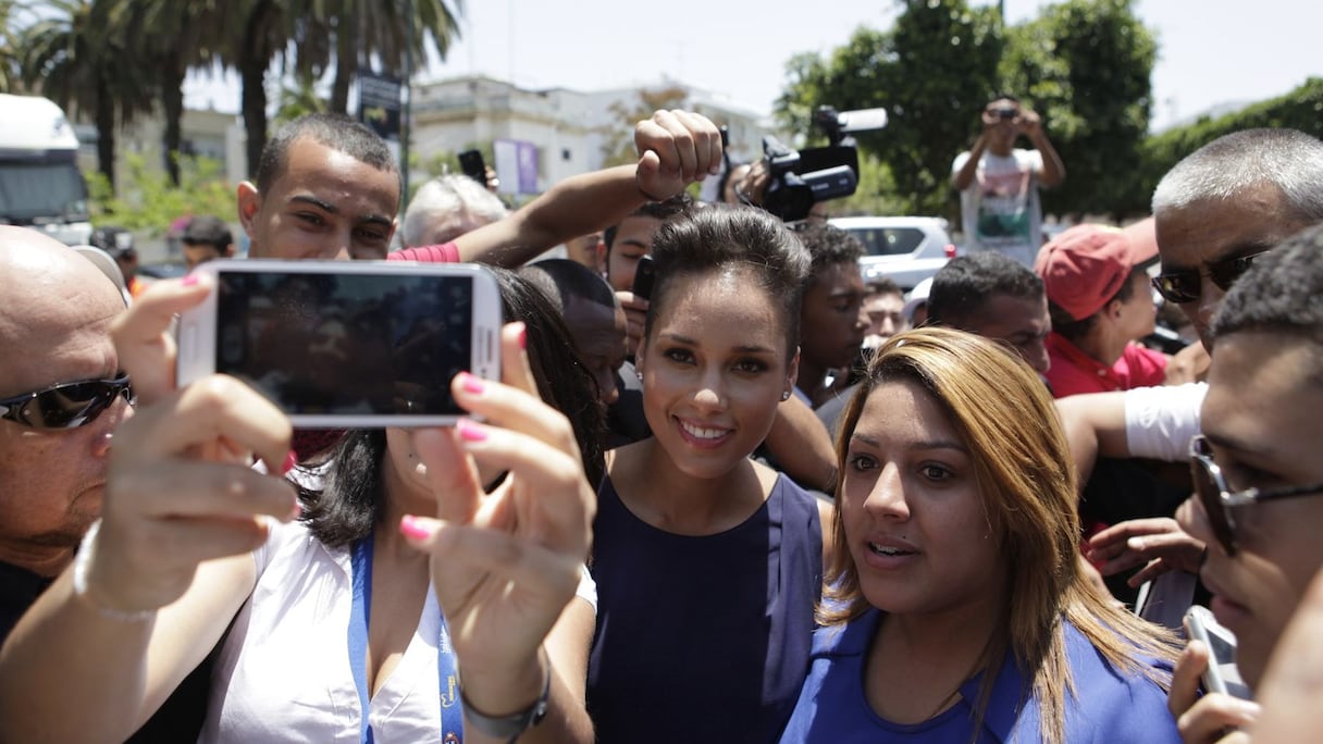 A sa sortie de la Villa des arts, les fans sont toujours là, encore plus nombreux. Souriante, Alicia Keys se laissera approcher avec beaucoup de gentillesse et posera avec ses jeunes admirateurs.
