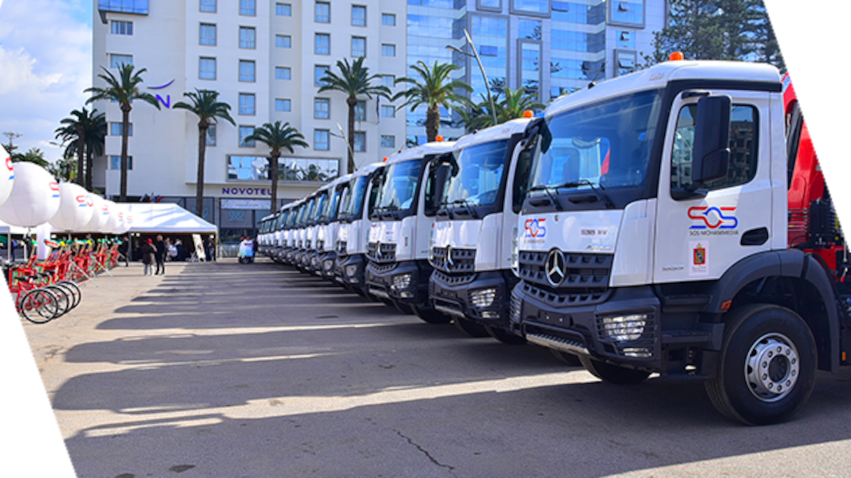 Camions de collecte de déchets de la société SOS NDD.
