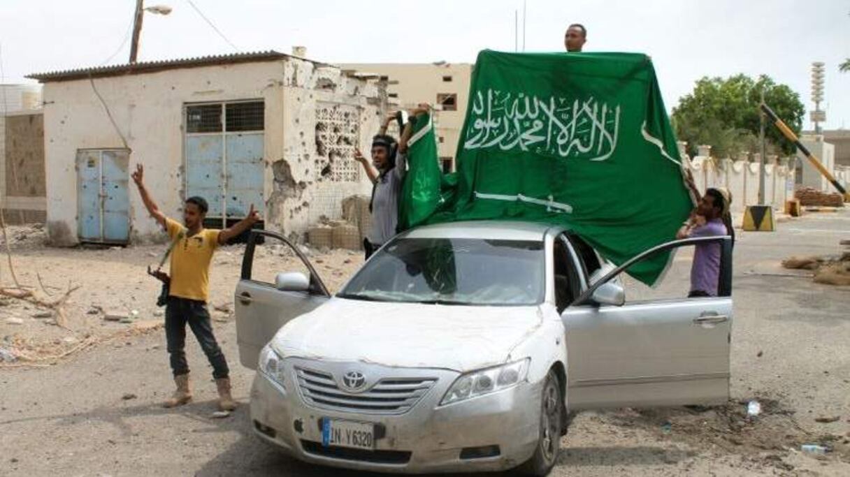 Des combattants yéménites fidèles au président en exil Abd Rabbo Mansour Hadi, à Aden, le 16 juillet 2015.
