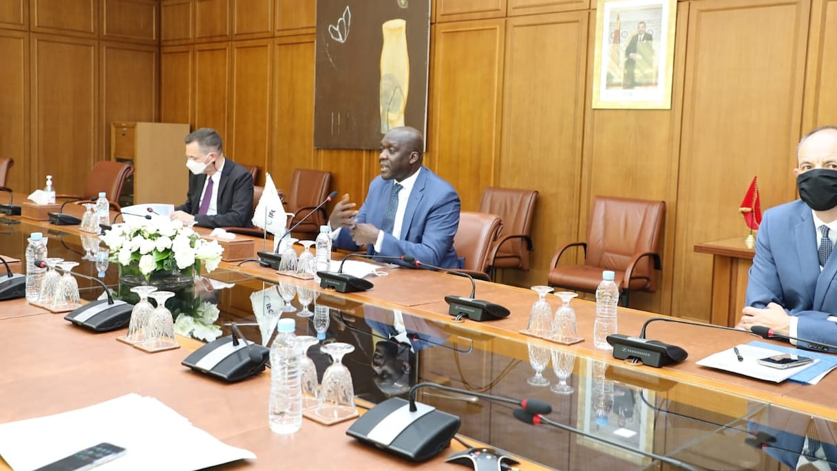 Cérémonie de signature, à Rabat, du protocole d'entente entre l'IFC (groupe Banque mondiale) et le ministère de l'Economie et des finances, le 23 juin 2021. 
