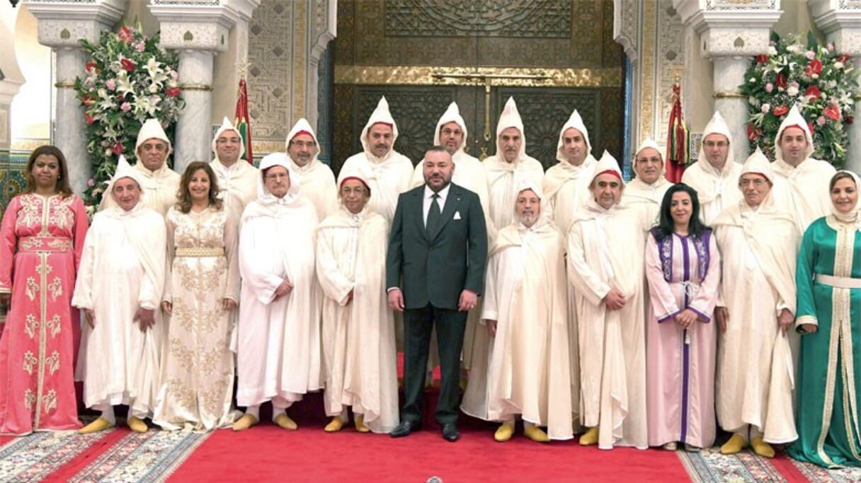 Le roi Mohammed VI reçoit et nomme les membres du Conseil supérieur du pouvoir judiciaire, le 6 avril 2017 à Casablanca. 
