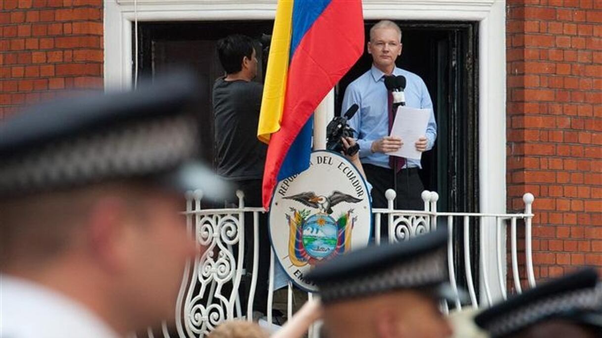 L'Equateur restreint l'accès à Internet d'Assange.
