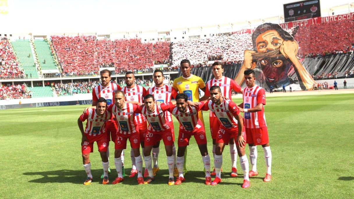 La présentation du onze type du Hassania Agadir devant le tifo 3D de leurs supporters. 
